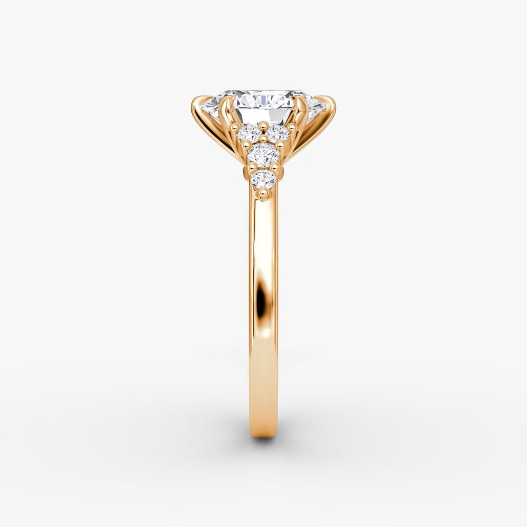 Oval Cut - Plain Band - Cluster Ring - 18 K Gold