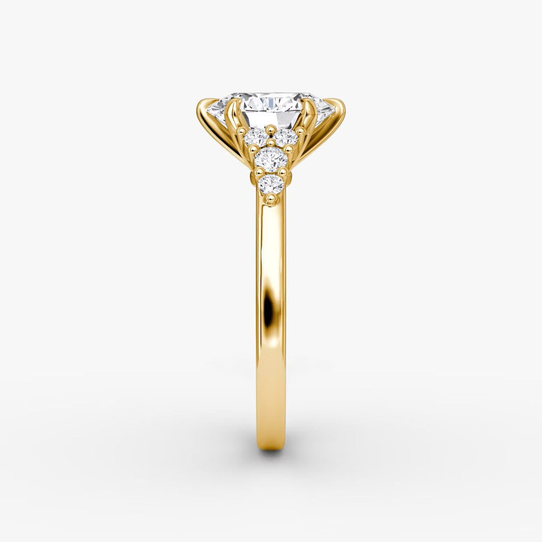 Oval Cut - Plain Band - Cluster Ring - 18 K Gold