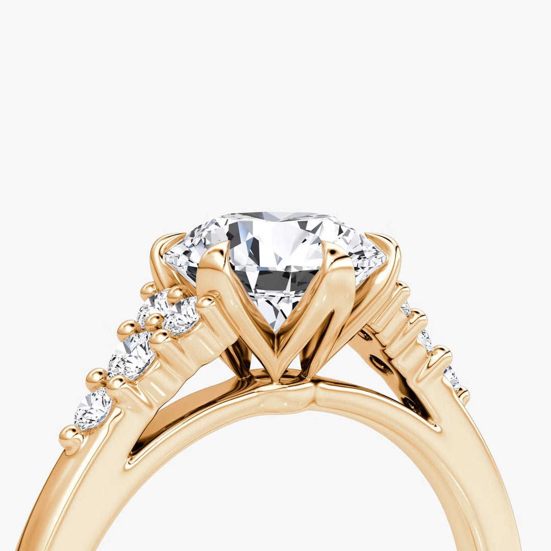 Round Cut - Plain Band - Cluster Ring - 18 K Gold