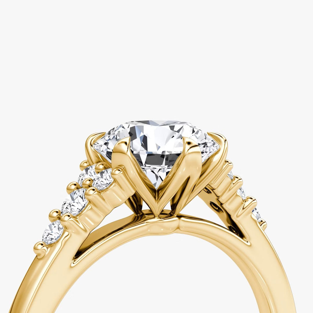 Round Cut - Plain Band - Cluster Ring - 18 K Gold
